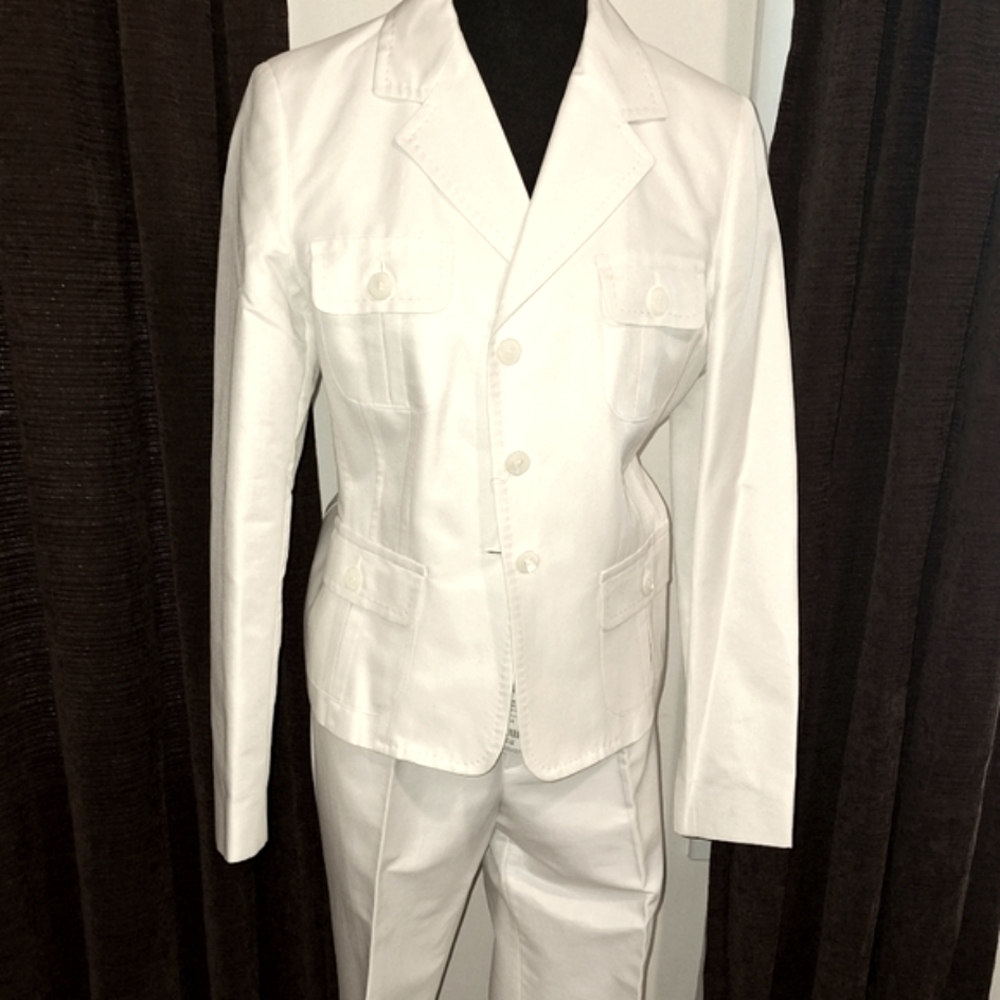 Authenic Womens Burberry Blazer size 44. 40 inches across chest